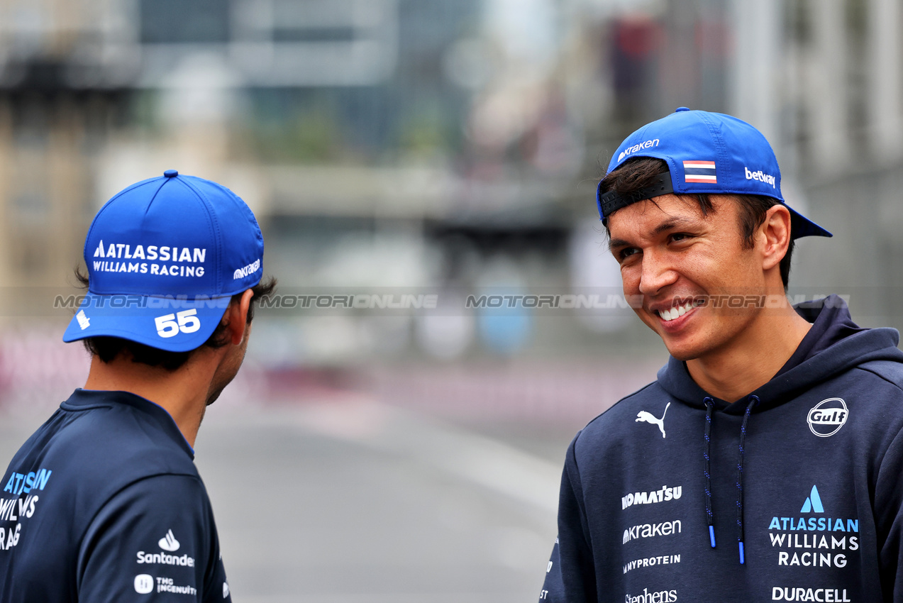 GP AZERBAIJAN, Alexander Albon (THA) Atlassian Williams Racing e Carlos Sainz (ESP) Atlassian Williams Racing on the drivers' parade.

21.09.2025. Formula 1 World Championship, Rd 17, Azerbaijan Grand Prix, Baku Street Circuit, Azerbaijan, Gara Day.

- www.xpbimages.com, EMail: requests@xpbimages.com © Copyright: Charniaux / XPB Images