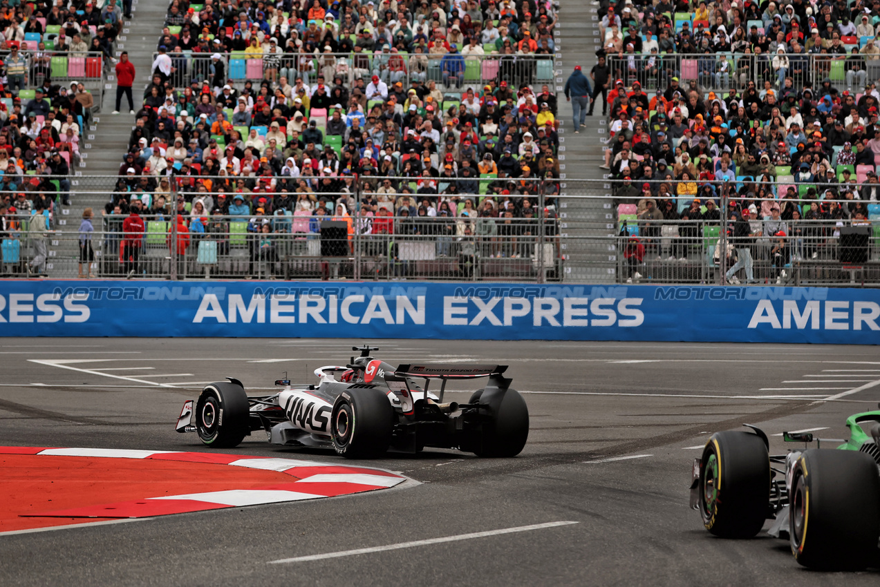 GP AZERBAIJAN, Esteban Ocon (FRA) Haas VF-25.

21.09.2025. Formula 1 World Championship, Rd 17, Azerbaijan Grand Prix, Baku Street Circuit, Azerbaijan, Gara Day.

 - www.xpbimages.com, EMail: requests@xpbimages.com © Copyright: Rew / XPB Images
