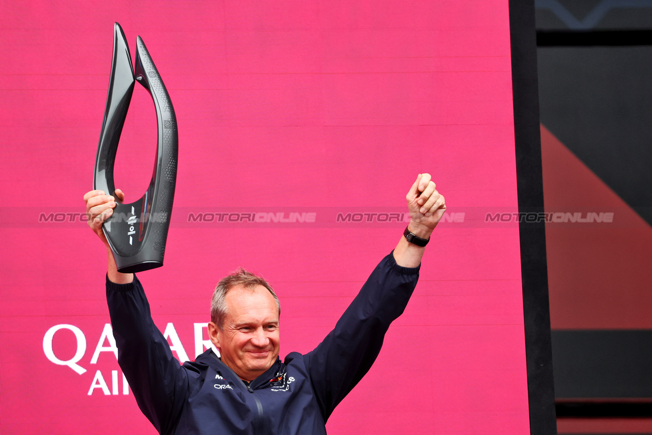 GP AZERBAIJAN, Paul Monaghan (GBR) Red Bull Racing Chief Engineer celebrates on the podium.

21.09.2025. Formula 1 World Championship, Rd 17, Azerbaijan Grand Prix, Baku Street Circuit, Azerbaijan, Gara Day.

- www.xpbimages.com, EMail: requests@xpbimages.com © Copyright: Batchelor / XPB Images
