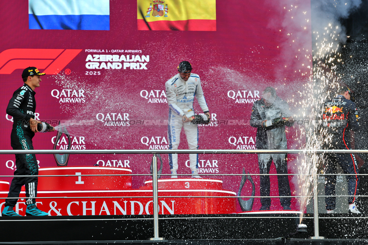 GP AZERBAIJAN, (L to R): George Russell (GBR) Mercedes AMG F1 celebrates his 2tpos on the podium with third placed Carlos Sainz (ESP) Atlassian Williams Racing e vincitore Max Verstappen (NLD) Red Bull Racing.

21.09.2025. Formula 1 World Championship, Rd 17, Azerbaijan Grand Prix, Baku Street Circuit, Azerbaijan, Gara Day.

- www.xpbimages.com, EMail: requests@xpbimages.com © Copyright: Batchelor / XPB Images