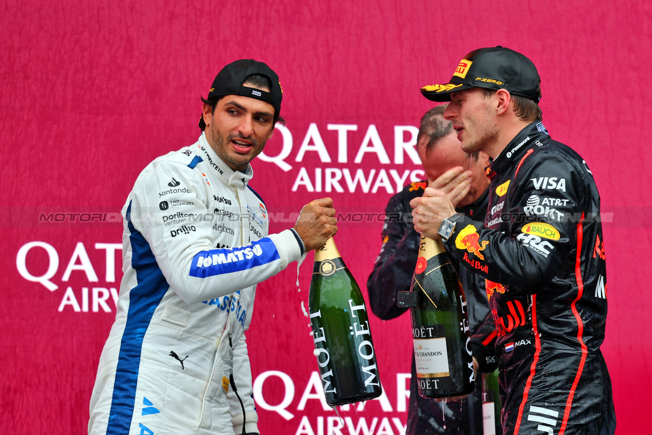GP AZERBAIJAN, (L to R): Carlos Sainz (ESP) Atlassian Williams Racing celebrates his third position on the podium with vincitore Max Verstappen (NLD) Red Bull Racing.

21.09.2025. Formula 1 World Championship, Rd 17, Azerbaijan Grand Prix, Baku Street Circuit, Azerbaijan, Gara Day.

- www.xpbimages.com, EMail: requests@xpbimages.com © Copyright: Batchelor / XPB Images
