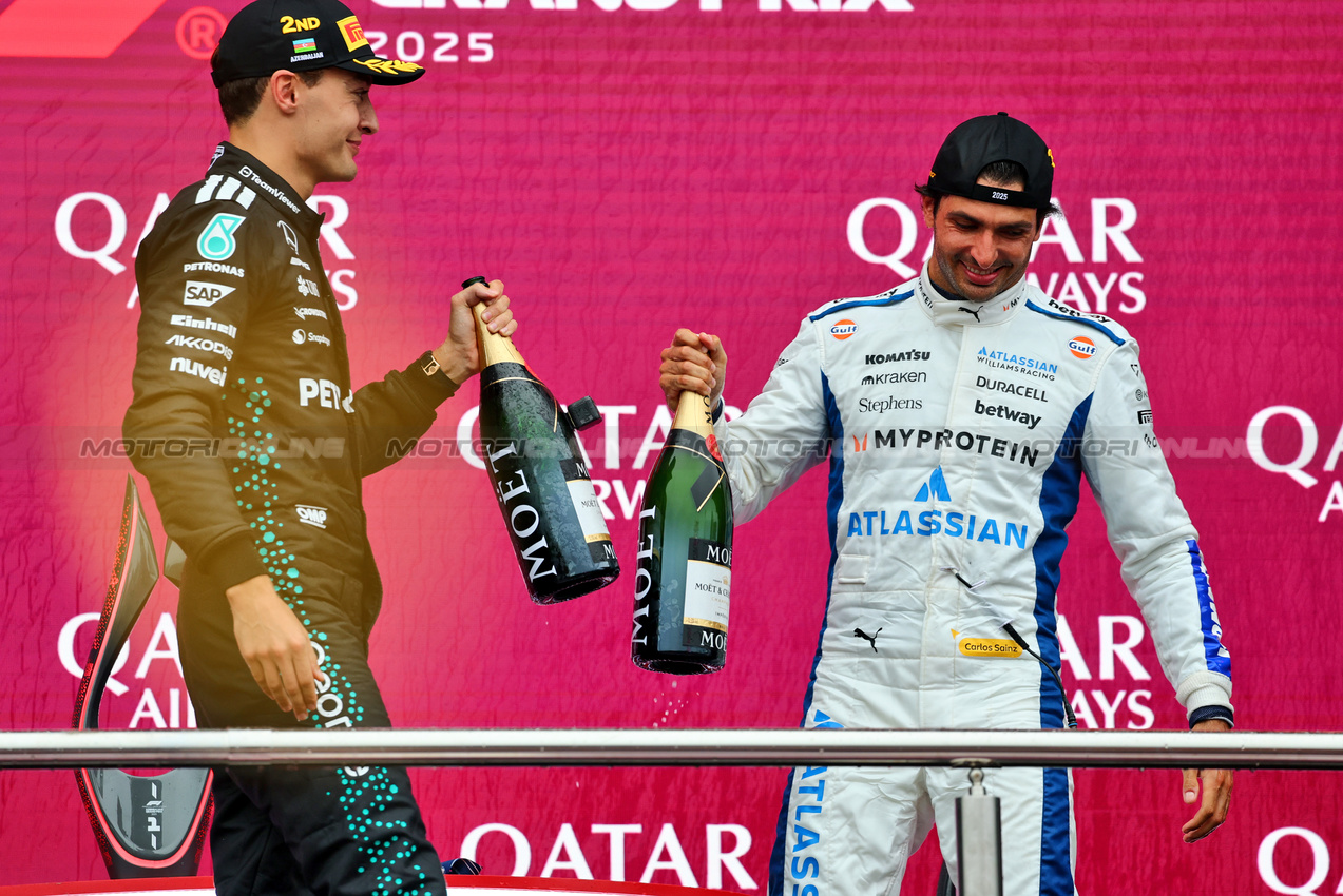 GP AZERBAIJAN, (L to R): George Russell (GBR) Mercedes AMG F1 celebrates his 2tpos on the podium with third placed Carlos Sainz (ESP) Atlassian Williams Racing.

21.09.2025. Formula 1 World Championship, Rd 17, Azerbaijan Grand Prix, Baku Street Circuit, Azerbaijan, Gara Day.

- www.xpbimages.com, EMail: requests@xpbimages.com © Copyright: Batchelor / XPB Images