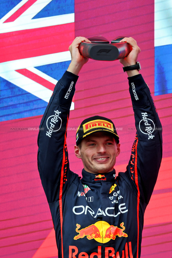 GP AZERBAIJAN, Gara winner Max Verstappen (NLD) Red Bull Racing celebrates on the podium.

21.09.2025. Formula 1 World Championship, Rd 17, Azerbaijan Grand Prix, Baku Street Circuit, Azerbaijan, Gara Day.

- www.xpbimages.com, EMail: requests@xpbimages.com © Copyright: Charniaux / XPB Images