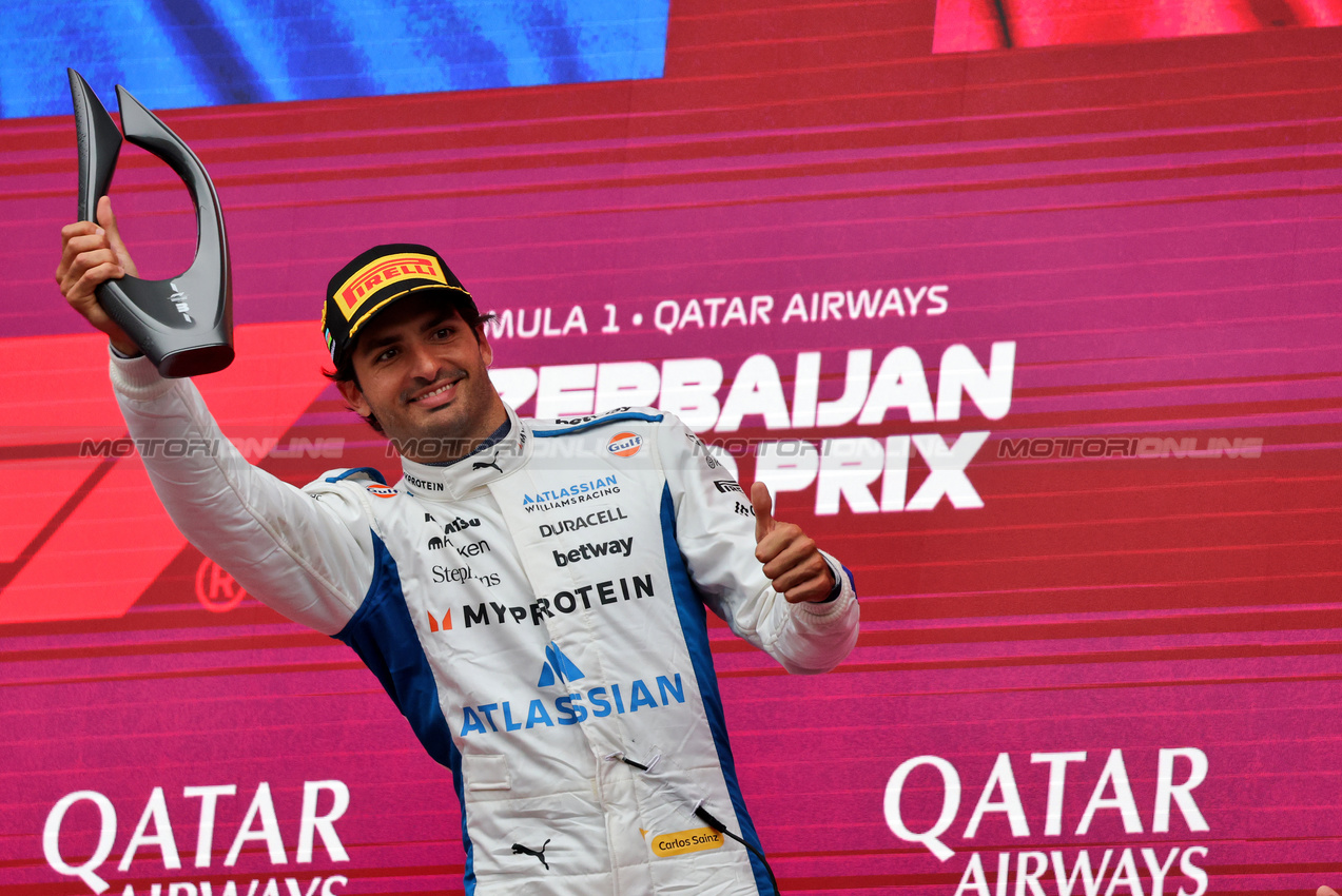 GP AZERBAIJAN, Carlos Sainz (ESP) Atlassian Williams Racing celebrates his third position on the podium.

21.09.2025. Formula 1 World Championship, Rd 17, Azerbaijan Grand Prix, Baku Street Circuit, Azerbaijan, Gara Day.

- www.xpbimages.com, EMail: requests@xpbimages.com © Copyright: Charniaux / XPB Images