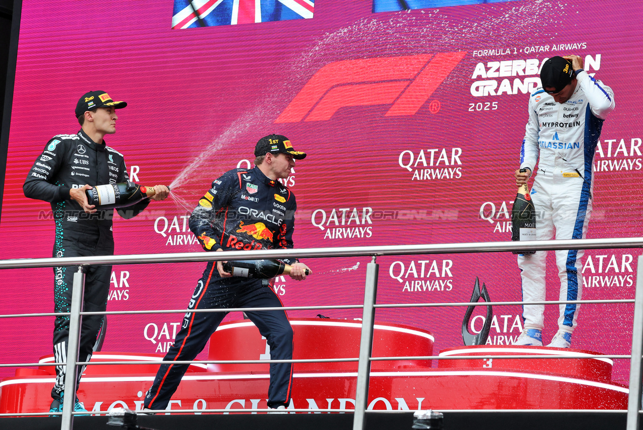 GP AZERBAIJAN, The podium (L to R): George Russell (GBR) Mercedes AMG F1, second; Max Verstappen (NLD) Red Bull Racing, vincitore; Carlos Sainz (ESP) Atlassian Williams Racing, third.

21.09.2025. Formula 1 World Championship, Rd 17, Azerbaijan Grand Prix, Baku Street Circuit, Azerbaijan, Gara Day.

- www.xpbimages.com, EMail: requests@xpbimages.com © Copyright: Charniaux / XPB Images