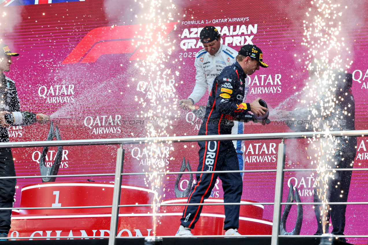 GP AZERBAIJAN, (L to R): Carlos Sainz (ESP) Atlassian Williams Racing celebrates his third position on the podium with vincitore Max Verstappen (NLD) Red Bull Racing e Paul Monaghan (GBR) Red Bull Racing Chief Engineer.

21.09.2025. Formula 1 World Championship, Rd 17, Azerbaijan Grand Prix, Baku Street Circuit, Azerbaijan, Gara Day.

- www.xpbimages.com, EMail: requests@xpbimages.com © Copyright: Charniaux / XPB Images