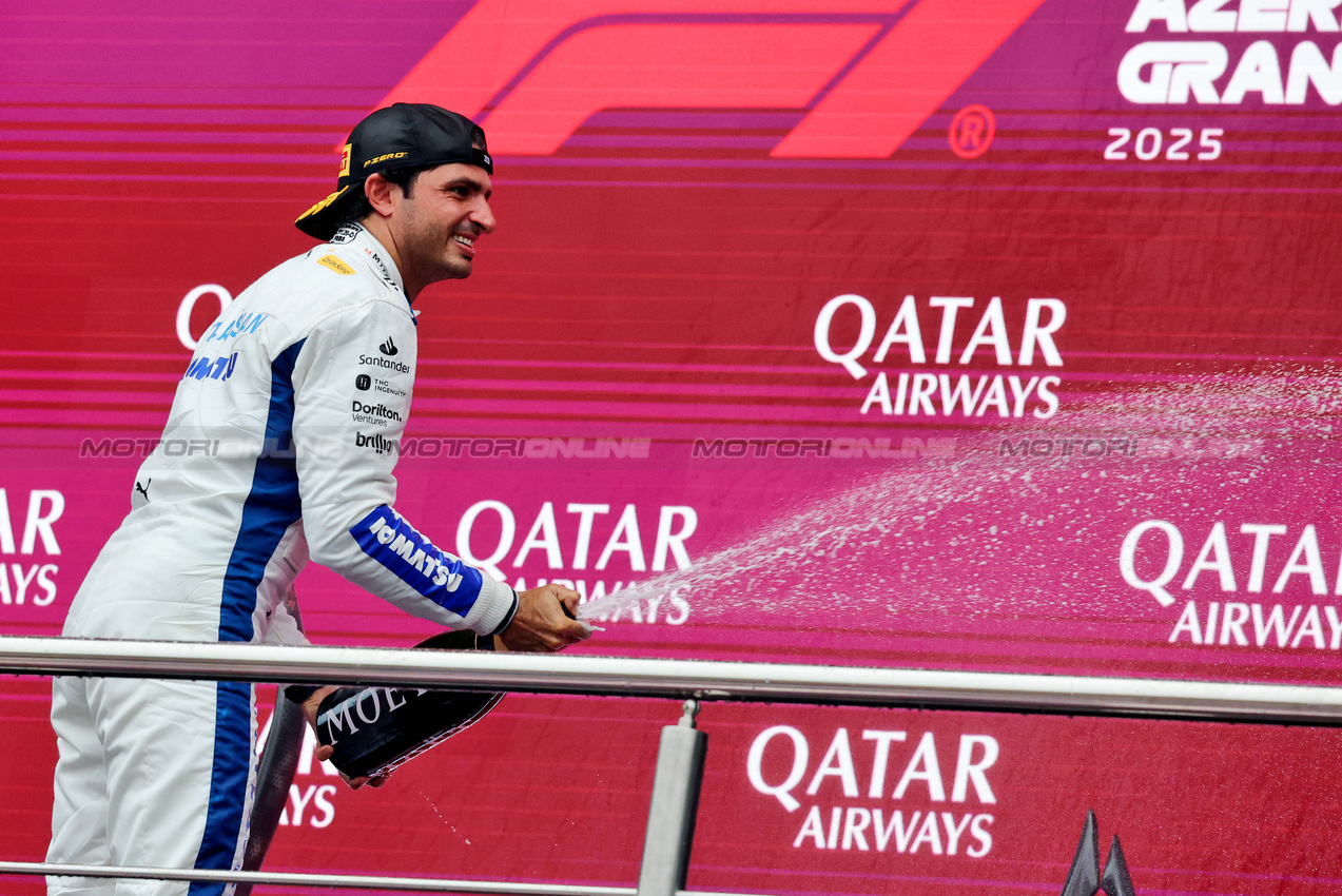 GP AZERBAIJAN, Carlos Sainz (ESP) Atlassian Williams Racing celebrates his third position on the podium.

21.09.2025. Formula 1 World Championship, Rd 17, Azerbaijan Grand Prix, Baku Street Circuit, Azerbaijan, Gara Day.

- www.xpbimages.com, EMail: requests@xpbimages.com © Copyright: Charniaux / XPB Images