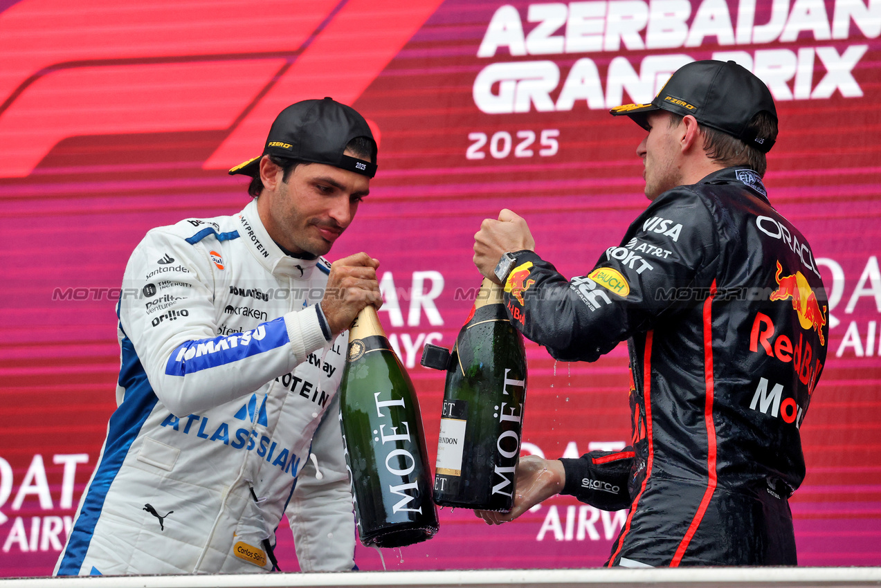 GP AZERBAIJAN, (L to R): Carlos Sainz (ESP) Atlassian Williams Racing celebrates his third position on the podium with vincitore Max Verstappen (NLD) Red Bull Racing.

21.09.2025. Formula 1 World Championship, Rd 17, Azerbaijan Grand Prix, Baku Street Circuit, Azerbaijan, Gara Day.

- www.xpbimages.com, EMail: requests@xpbimages.com © Copyright: Charniaux / XPB Images