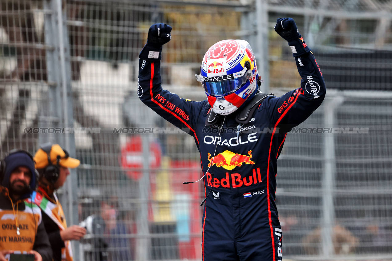 GP AZERBAIJAN, Gara winner Max Verstappen (NLD) Red Bull Racing celebrates in parc ferme.

21.09.2025. Formula 1 World Championship, Rd 17, Azerbaijan Grand Prix, Baku Street Circuit, Azerbaijan, Gara Day.

- www.xpbimages.com, EMail: requests@xpbimages.com © Copyright: Charniaux / XPB Images
