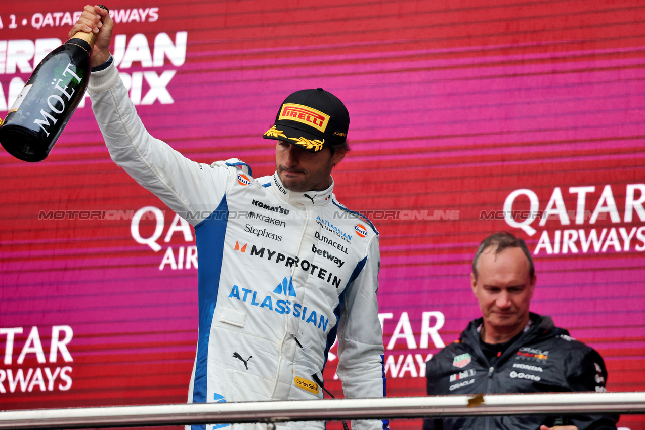 GP AZERBAIJAN, Carlos Sainz (ESP) Atlassian Williams Racing celebrates his third position on the podium.

21.09.2025. Formula 1 World Championship, Rd 17, Azerbaijan Grand Prix, Baku Street Circuit, Azerbaijan, Gara Day.

- www.xpbimages.com, EMail: requests@xpbimages.com © Copyright: Charniaux / XPB Images