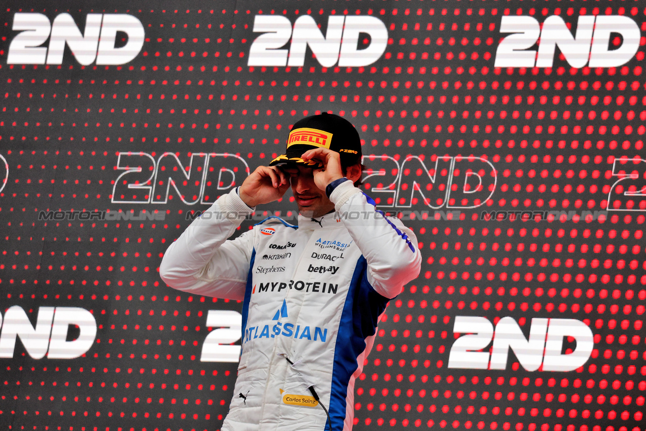 GP AZERBAIJAN, Carlos Sainz (ESP) Atlassian Williams Racing celebrates his third position on the podium.

21.09.2025. Formula 1 World Championship, Rd 17, Azerbaijan Grand Prix, Baku Street Circuit, Azerbaijan, Gara Day.

- www.xpbimages.com, EMail: requests@xpbimages.com © Copyright: Charniaux / XPB Images