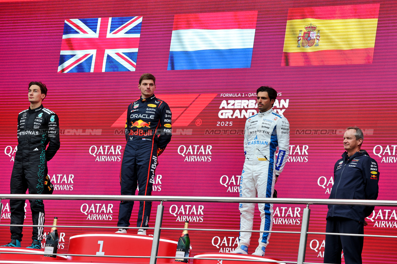 GP AZERBAIJAN, The podium (L to R): George Russell (GBR) Mercedes AMG F1, second; Max Verstappen (NLD) Red Bull Racing, vincitore; Carlos Sainz (ESP) Atlassian Williams Racing, third; Paul Monaghan (GBR) Red Bull Racing Chief Engineer.

21.09.2025. Formula 1 World Championship, Rd 17, Azerbaijan Grand Prix, Baku Street Circuit, Azerbaijan, Gara Day.

- www.xpbimages.com, EMail: requests@xpbimages.com © Copyright: Charniaux / XPB Images