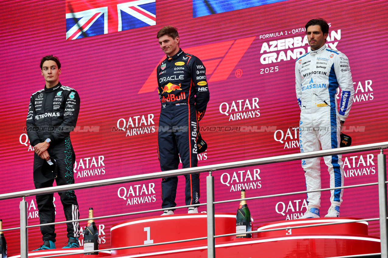 GP AZERBAIJAN, The podium (L to R): George Russell (GBR) Mercedes AMG F1, second; Max Verstappen (NLD) Red Bull Racing, vincitore; Carlos Sainz (ESP) Atlassian Williams Racing, third.

21.09.2025. Formula 1 World Championship, Rd 17, Azerbaijan Grand Prix, Baku Street Circuit, Azerbaijan, Gara Day.

- www.xpbimages.com, EMail: requests@xpbimages.com © Copyright: Charniaux / XPB Images