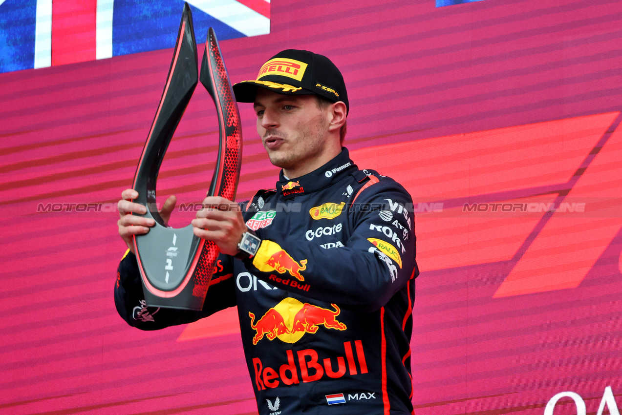 GP AZERBAIJAN, Gara winner Max Verstappen (NLD) Red Bull Racing celebrates on the podium.

21.09.2025. Formula 1 World Championship, Rd 17, Azerbaijan Grand Prix, Baku Street Circuit, Azerbaijan, Gara Day.

- www.xpbimages.com, EMail: requests@xpbimages.com © Copyright: Charniaux / XPB Images