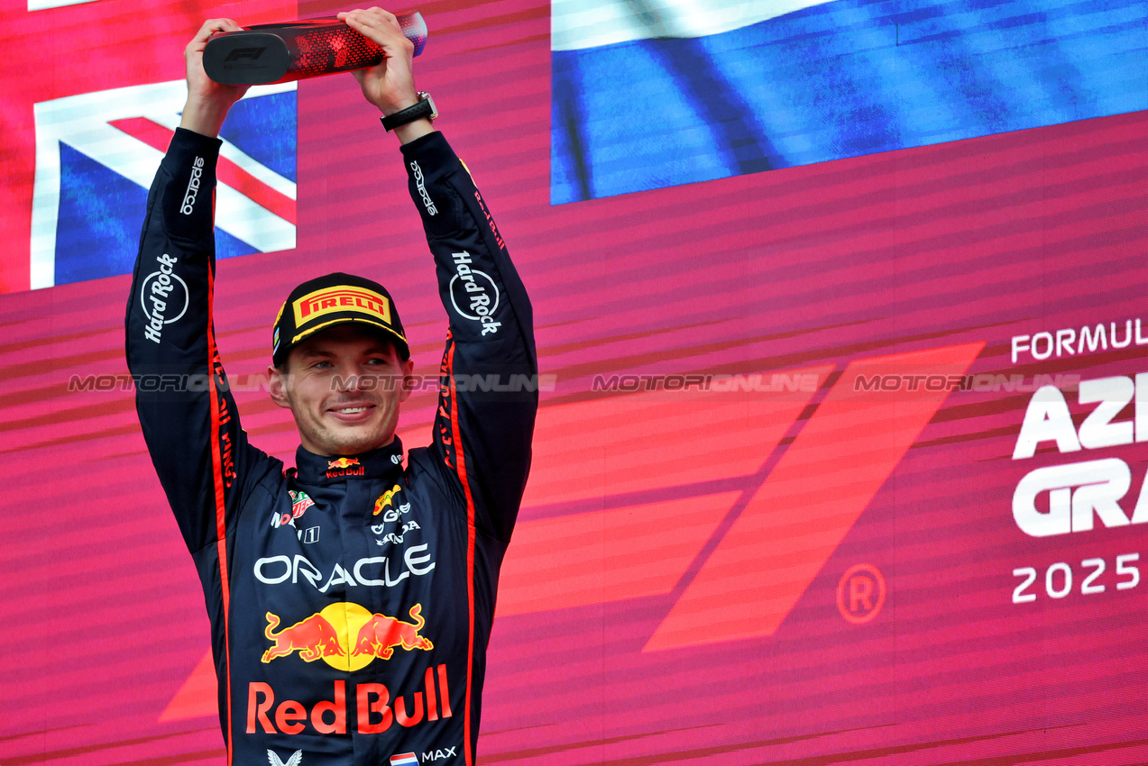 GP AZERBAIJAN, Gara winner Max Verstappen (NLD) Red Bull Racing celebrates on the podium.

21.09.2025. Formula 1 World Championship, Rd 17, Azerbaijan Grand Prix, Baku Street Circuit, Azerbaijan, Gara Day.

- www.xpbimages.com, EMail: requests@xpbimages.com © Copyright: Charniaux / XPB Images