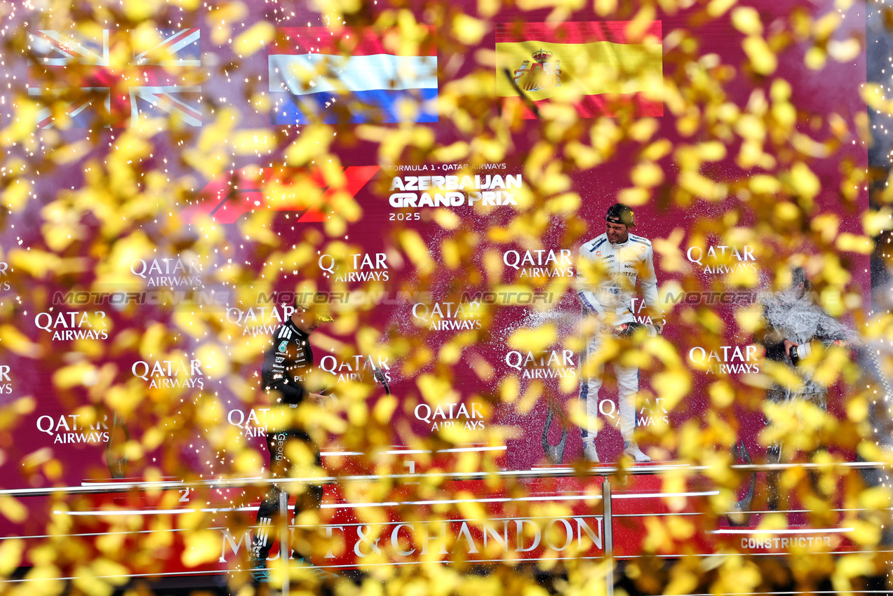 GP AZERBAIJAN, (L to R): George Russell (GBR) Mercedes AMG F1 celebrates his second position on the podium with third placed Carlos Sainz (ESP) Atlassian Williams Racing e Paul Monaghan (GBR) Red Bull Racing Chief Engineer.

21.09.2025. Formula 1 World Championship, Rd 17, Azerbaijan Grand Prix, Baku Street Circuit, Azerbaijan, Gara Day.

- www.xpbimages.com, EMail: requests@xpbimages.com © Copyright: Bearne / XPB Images
