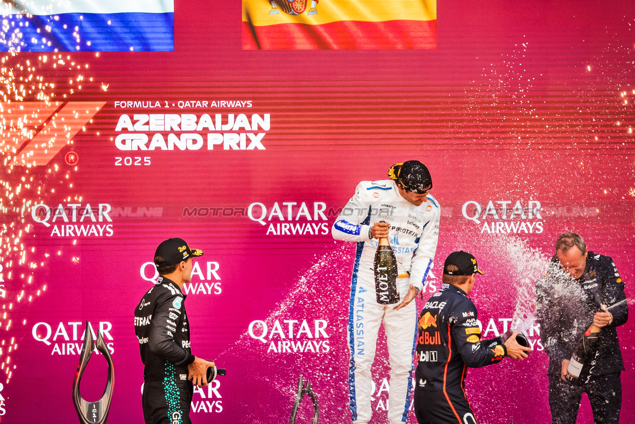 GP AZERBAIJAN, (L to R): George Russell (GBR) Mercedes AMG F1 celebrates his second position on the podium with third placed Carlos Sainz (ESP) Atlassian Williams Racing.

21.09.2025. Formula 1 World Championship, Rd 17, Azerbaijan Grand Prix, Baku Street Circuit, Azerbaijan, Gara Day.

- www.xpbimages.com, EMail: requests@xpbimages.com © Copyright: Bearne / XPB Images