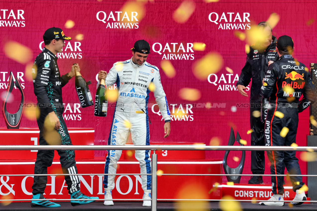 GP AZERBAIJAN, Carlos Sainz (ESP) Atlassian Williams Racing celebrates his third position on the podium with second placed George Russell (GBR) Mercedes AMG F1 (Left).

21.09.2025. Formula 1 World Championship, Rd 17, Azerbaijan Grand Prix, Baku Street Circuit, Azerbaijan, Gara Day.

- www.xpbimages.com, EMail: requests@xpbimages.com © Copyright: Bearne / XPB Images