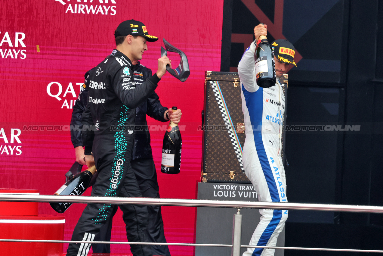 GP AZERBAIJAN, (L to R): George Russell (GBR) Mercedes AMG F1 celebrates his second position on the podium with third placed Carlos Sainz (ESP) Atlassian Williams Racing.

21.09.2025. Formula 1 World Championship, Rd 17, Azerbaijan Grand Prix, Baku Street Circuit, Azerbaijan, Gara Day.

- www.xpbimages.com, EMail: requests@xpbimages.com © Copyright: Bearne / XPB Images