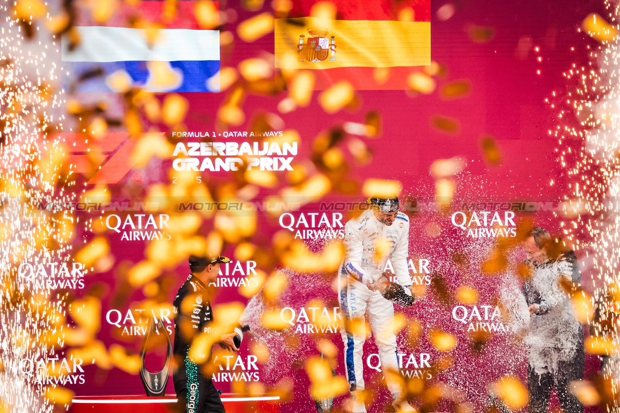 GP AZERBAIJAN, (L to R): George Russell (GBR) Mercedes AMG F1 celebrates his second position on the podium with third placed Carlos Sainz (ESP) Atlassian Williams Racing.

21.09.2025. Formula 1 World Championship, Rd 17, Azerbaijan Grand Prix, Baku Street Circuit, Azerbaijan, Gara Day.

- www.xpbimages.com, EMail: requests@xpbimages.com © Copyright: Bearne / XPB Images