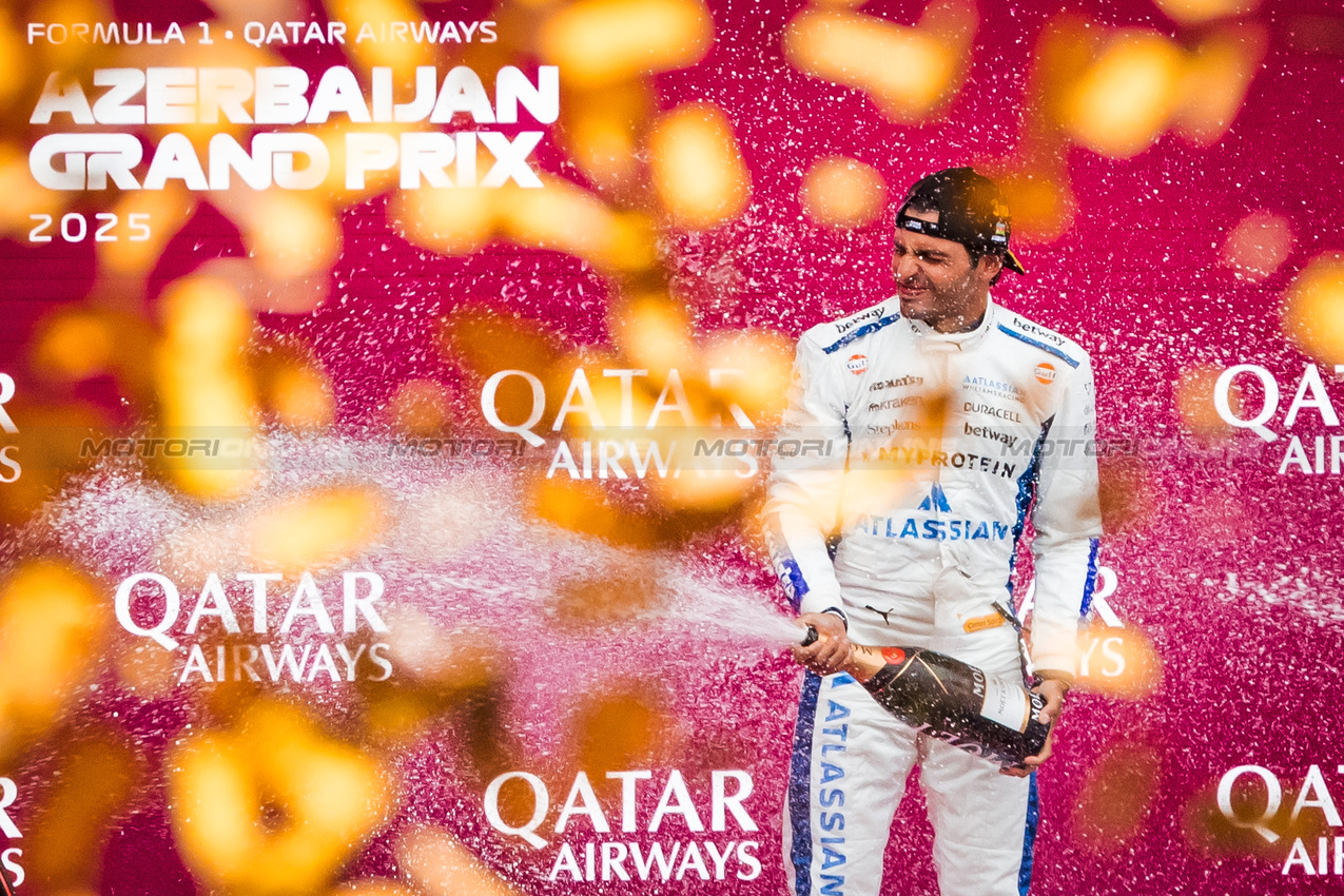 GP AZERBAIJAN, Carlos Sainz (ESP) Atlassian Williams Racing celebrates his third position on the podium.

21.09.2025. Formula 1 World Championship, Rd 17, Azerbaijan Grand Prix, Baku Street Circuit, Azerbaijan, Gara Day.

- www.xpbimages.com, EMail: requests@xpbimages.com © Copyright: Bearne / XPB Images