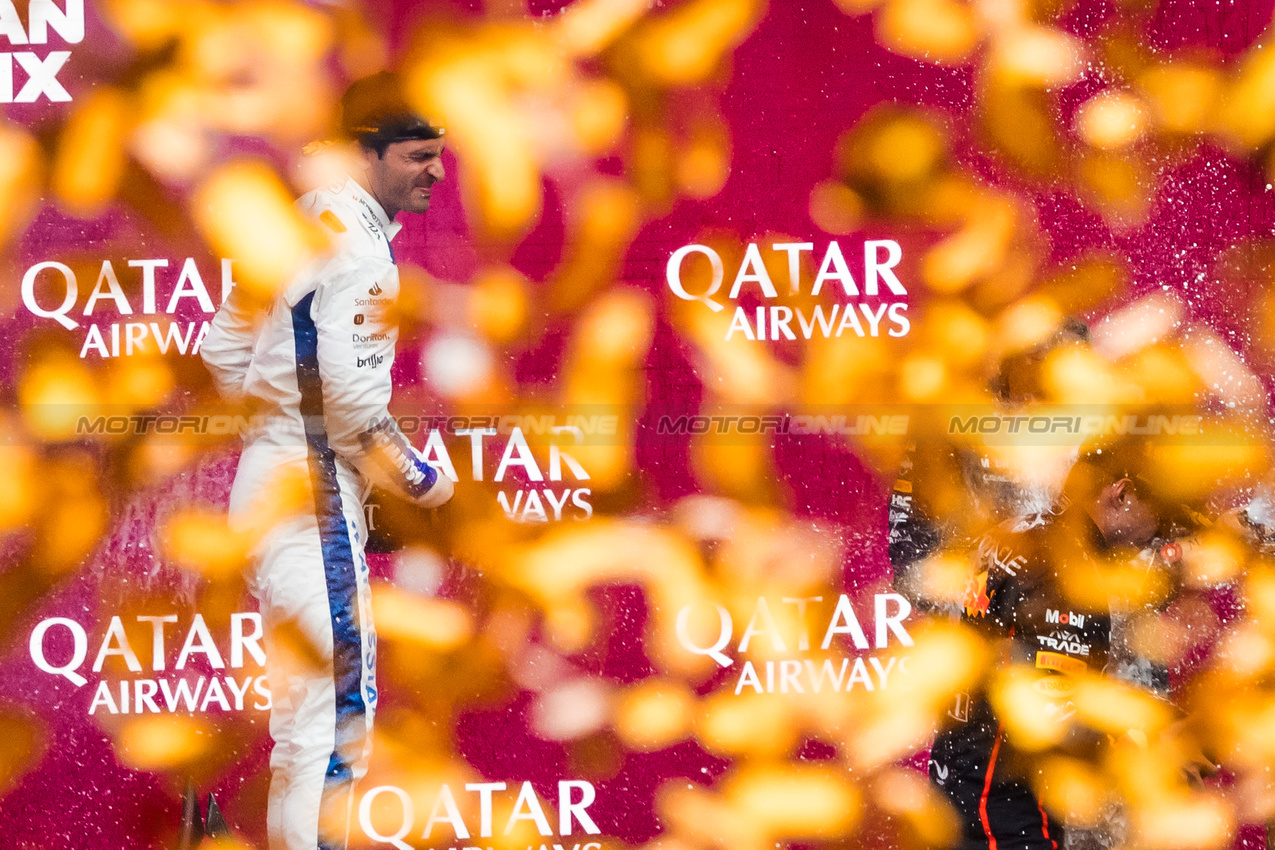 GP AZERBAIJAN, Carlos Sainz (ESP) Atlassian Williams Racing celebrates his third position on the podium.

21.09.2025. Formula 1 World Championship, Rd 17, Azerbaijan Grand Prix, Baku Street Circuit, Azerbaijan, Gara Day.

- www.xpbimages.com, EMail: requests@xpbimages.com © Copyright: Bearne / XPB Images