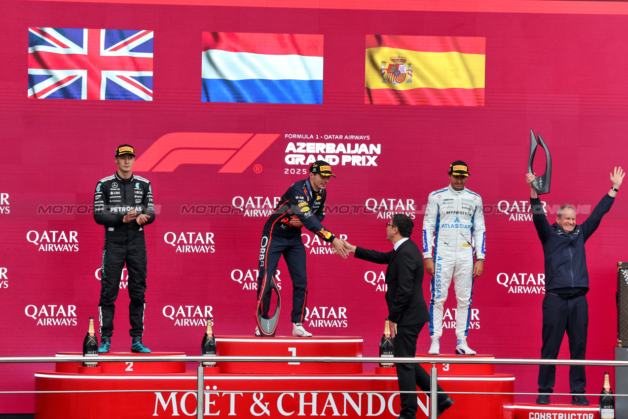 GP AZERBAIJAN, The podium (L to R): George Russell (GBR) Mercedes AMG F1, second; Max Verstappen (NLD) Red Bull Racing, vincitore; Carlos Sainz (ESP) Atlassian Williams Racing, third; Paul Monaghan (GBR) Red Bull Racing Chief Engineer.

21.09.2025. Formula 1 World Championship, Rd 17, Azerbaijan Grand Prix, Baku Street Circuit, Azerbaijan, Gara Day.

- www.xpbimages.com, EMail: requests@xpbimages.com © Copyright: Bearne / XPB Images