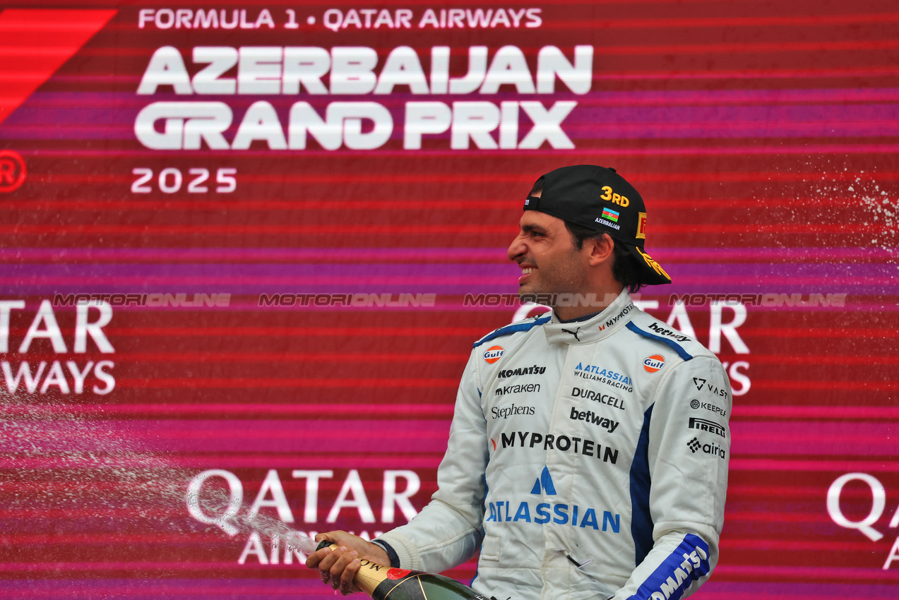 GP AZERBAIJAN, Carlos Sainz (ESP) Atlassian Williams Racing celebrates his third position on the podium.

21.09.2025. Formula 1 World Championship, Rd 17, Azerbaijan Grand Prix, Baku Street Circuit, Azerbaijan, Gara Day.

 - www.xpbimages.com, EMail: requests@xpbimages.com © Copyright: Rew / XPB Images