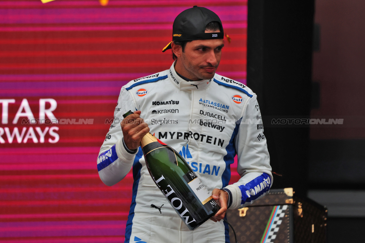 GP AZERBAIJAN, Carlos Sainz (ESP) Atlassian Williams Racing celebrates his third position on the podium.

21.09.2025. Formula 1 World Championship, Rd 17, Azerbaijan Grand Prix, Baku Street Circuit, Azerbaijan, Gara Day.

 - www.xpbimages.com, EMail: requests@xpbimages.com © Copyright: Rew / XPB Images