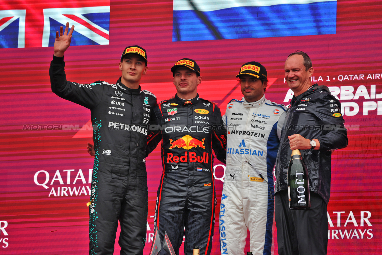 GP AZERBAIJAN, The podium (L to R): George Russell (GBR) Mercedes AMG F1, second; Max Verstappen (NLD) Red Bull Racing, vincitore; Carlos Sainz (ESP) Atlassian Williams Racing, third; Paul Monaghan (GBR) Red Bull Racing Chief Engineer.

21.09.2025. Formula 1 World Championship, Rd 17, Azerbaijan Grand Prix, Baku Street Circuit, Azerbaijan, Gara Day.

 - www.xpbimages.com, EMail: requests@xpbimages.com © Copyright: Rew / XPB Images