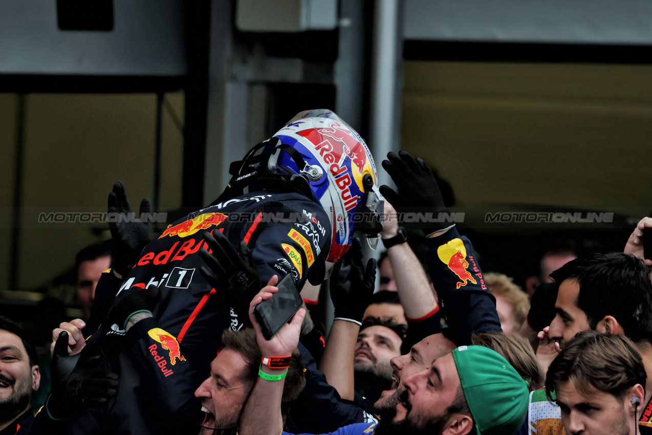 GP AZERBAIJAN, Gara winner Max Verstappen (NLD) Red Bull Racing celebrates in parc ferme with the team. 

21.09.2025. Formula 1 World Championship, Rd 17, Azerbaijan Grand Prix, Baku Street Circuit, Azerbaijan, Gara Day.

 - www.xpbimages.com, EMail: requests@xpbimages.com © Copyright: Rew / XPB Images