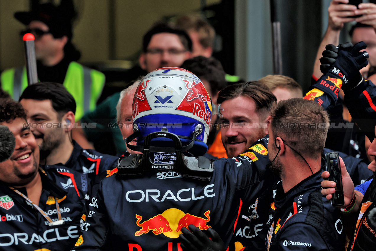 GP AZERBAIJAN, Gara winner Max Verstappen (NLD) Red Bull Racing celebrates in parc ferme with the team. 

21.09.2025. Formula 1 World Championship, Rd 17, Azerbaijan Grand Prix, Baku Street Circuit, Azerbaijan, Gara Day.

 - www.xpbimages.com, EMail: requests@xpbimages.com © Copyright: Rew / XPB Images