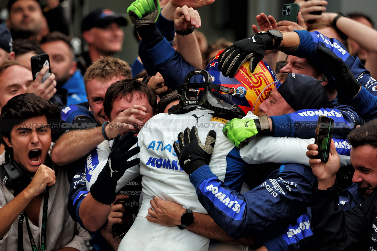 GP AZERBAIJAN, Carlos Sainz (ESP) Atlassian Williams Racing celebrates his third position in parc ferme with the team.

21.09.2025. Formula 1 World Championship, Rd 17, Azerbaijan Grand Prix, Baku Street Circuit, Azerbaijan, Gara Day.

 - www.xpbimages.com, EMail: requests@xpbimages.com © Copyright: Rew / XPB Images