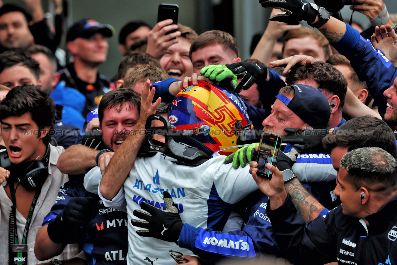 GP AZERBAIJAN, Carlos Sainz (ESP) Atlassian Williams Racing celebrates his third position in parc ferme with the team.

21.09.2025. Formula 1 World Championship, Rd 17, Azerbaijan Grand Prix, Baku Street Circuit, Azerbaijan, Gara Day.

 - www.xpbimages.com, EMail: requests@xpbimages.com © Copyright: Rew / XPB Images