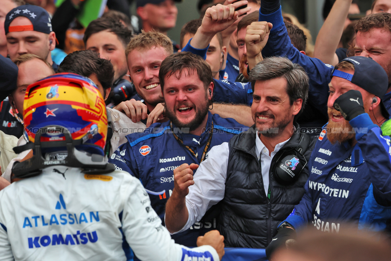 GP AZERBAIJAN, Carlos Sainz (ESP) Atlassian Williams Racing celebrates his third position in parc ferme with the team.

21.09.2025. Formula 1 World Championship, Rd 17, Azerbaijan Grand Prix, Baku Street Circuit, Azerbaijan, Gara Day.

 - www.xpbimages.com, EMail: requests@xpbimages.com © Copyright: Rew / XPB Images