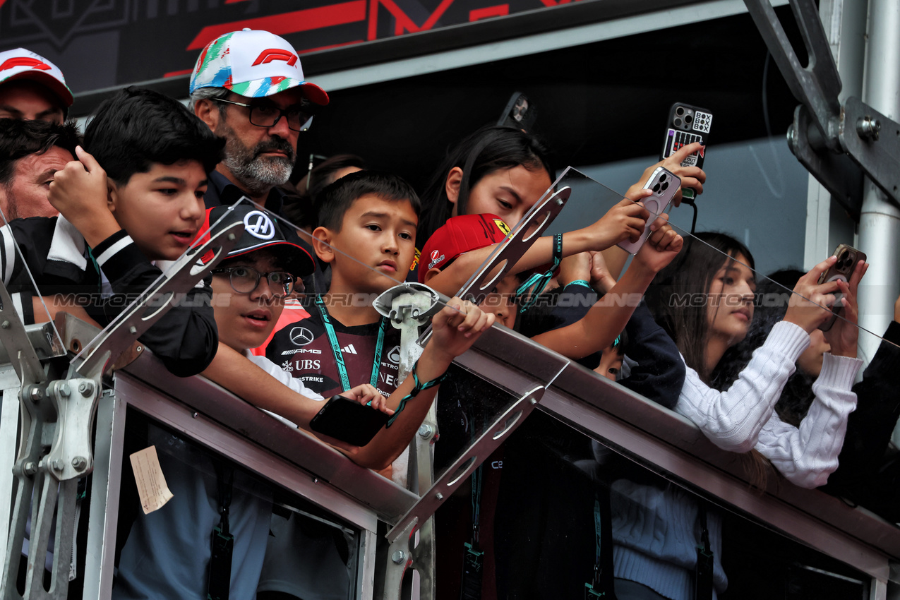 GP AZERBAIJAN, Podium Atmosfera.

21.09.2025. Formula 1 World Championship, Rd 17, Azerbaijan Grand Prix, Baku Street Circuit, Azerbaijan, Gara Day.

 - www.xpbimages.com, EMail: requests@xpbimages.com © Copyright: Rew / XPB Images