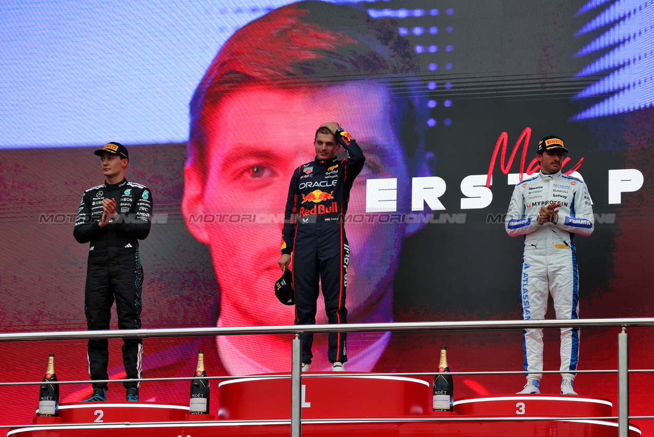 GP AZERBAIJAN, The podium (L to R): George Russell (GBR) Mercedes AMG F1, second; Max Verstappen (NLD) Red Bull Racing, vincitore; Carlos Sainz (ESP) Atlassian Williams Racing, third.

21.09.2025. Formula 1 World Championship, Rd 17, Azerbaijan Grand Prix, Baku Street Circuit, Azerbaijan, Gara Day.

 - www.xpbimages.com, EMail: requests@xpbimages.com © Copyright: Rew / XPB Images