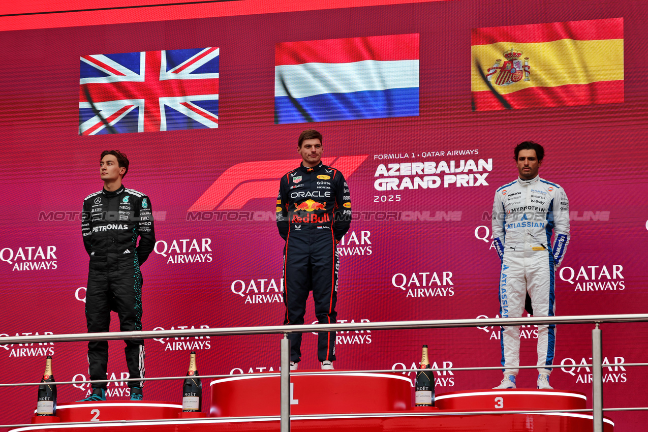 GP AZERBAIJAN, The podium (L to R): George Russell (GBR) Mercedes AMG F1, second; Max Verstappen (NLD) Red Bull Racing, vincitore; Carlos Sainz (ESP) Atlassian Williams Racing, third.

21.09.2025. Formula 1 World Championship, Rd 17, Azerbaijan Grand Prix, Baku Street Circuit, Azerbaijan, Gara Day.

 - www.xpbimages.com, EMail: requests@xpbimages.com © Copyright: Rew / XPB Images
