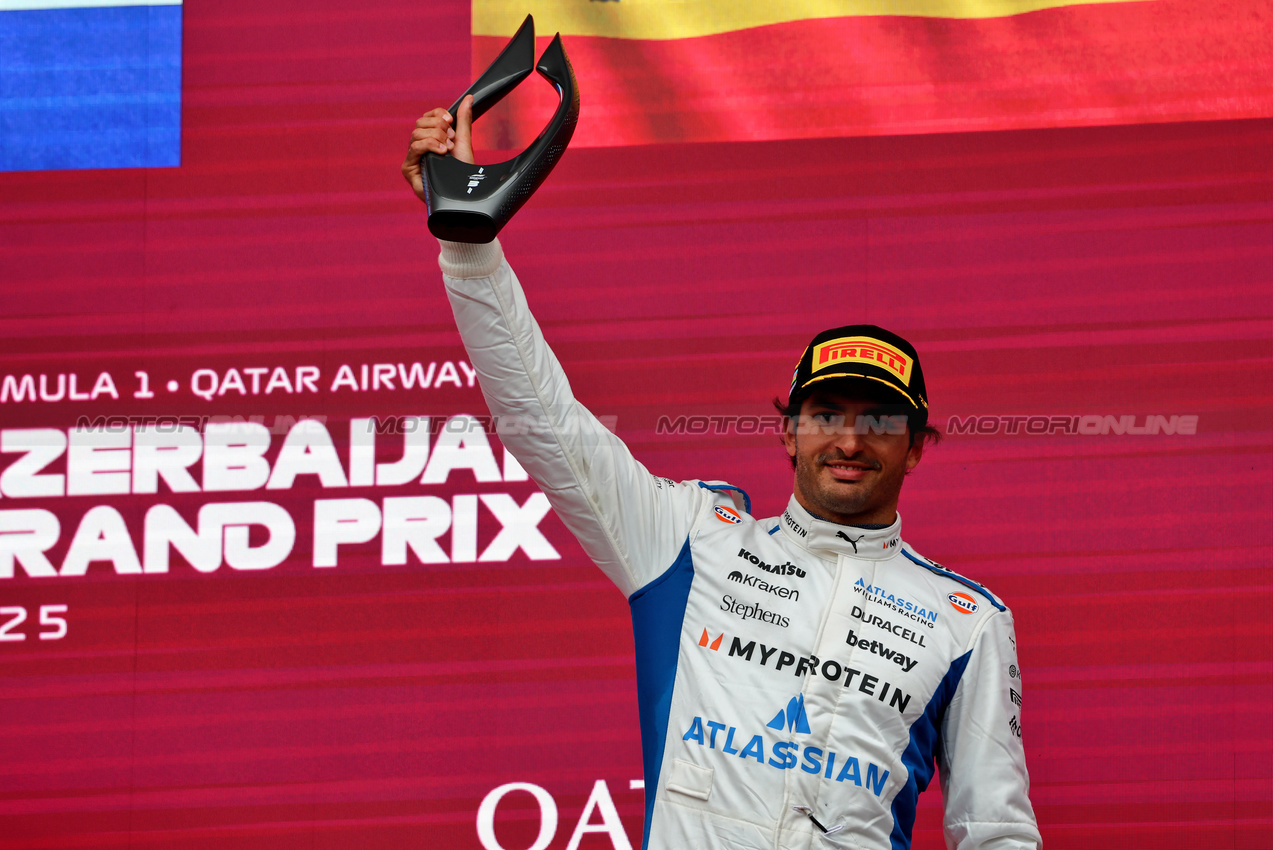 GP AZERBAIJAN, Carlos Sainz (ESP) Atlassian Williams Racing celebrates his third position on the podium.

21.09.2025. Formula 1 World Championship, Rd 17, Azerbaijan Grand Prix, Baku Street Circuit, Azerbaijan, Gara Day.

 - www.xpbimages.com, EMail: requests@xpbimages.com © Copyright: Rew / XPB Images