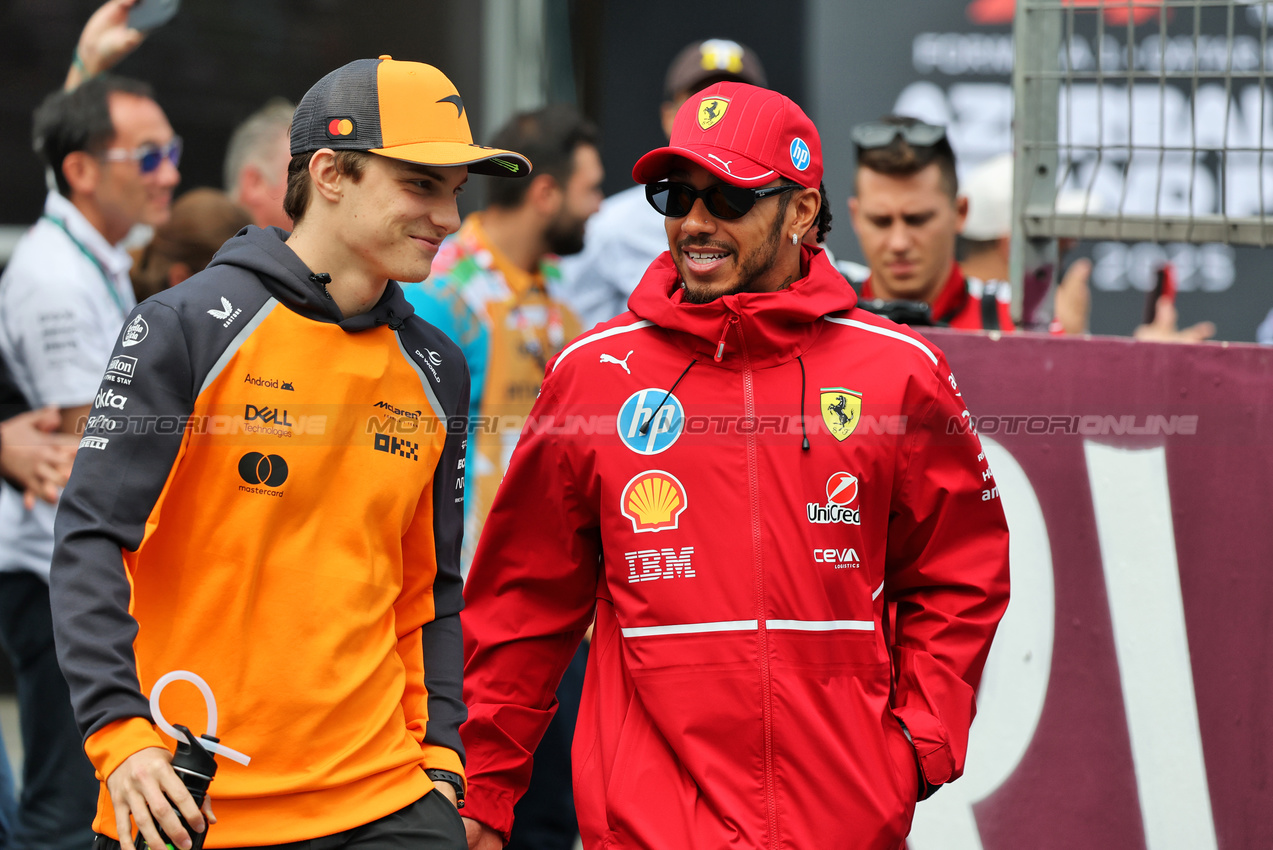 GP AZERBAIJAN, (L to R): Oscar Piastri (AUS) McLaren e Lewis Hamilton (GBR) Ferrari on the drivers' parade.

21.09.2025. Formula 1 World Championship, Rd 17, Azerbaijan Grand Prix, Baku Street Circuit, Azerbaijan, Gara Day.

- www.xpbimages.com, EMail: requests@xpbimages.com © Copyright: Charniaux / XPB Images