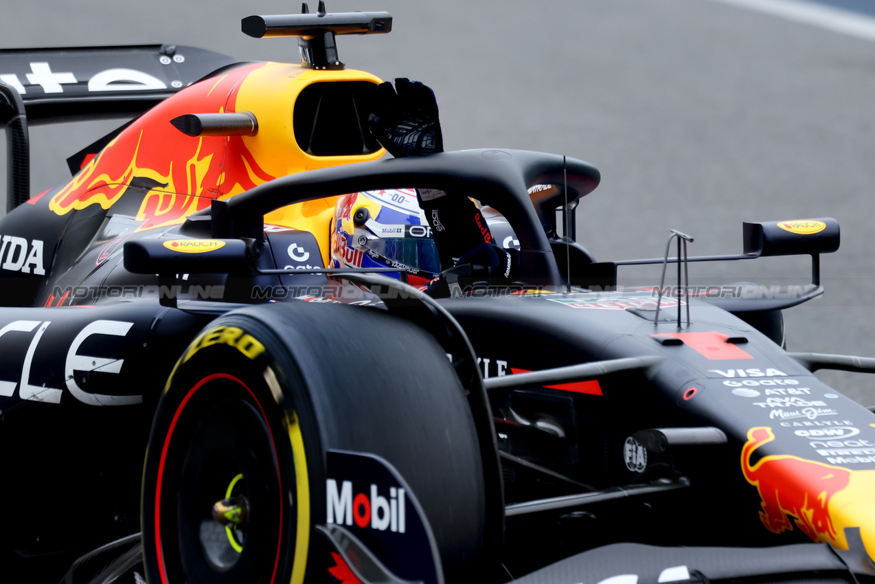 GP AZERBAIJAN, Gara winner Max Verstappen (NLD) Red Bull Racing RB21 celebrates at the end of the race.

21.09.2025. Formula 1 World Championship, Rd 17, Azerbaijan Grand Prix, Baku Street Circuit, Azerbaijan, Gara Day.

 - www.xpbimages.com, EMail: requests@xpbimages.com © Copyright: Coates / XPB Images