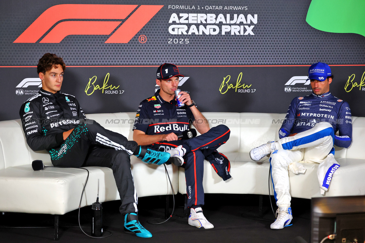 GP AZERBAIJAN, (L to R): George Russell (GBR) Mercedes AMG F1; Max Verstappen (NLD) Red Bull Racing; e Carlos Sainz (ESP) Atlassian Williams Racing,  in the post race FIA Press Conference.

21.09.2025. Formula 1 World Championship, Rd 17, Azerbaijan Grand Prix, Baku Street Circuit, Azerbaijan, Gara Day.

- www.xpbimages.com, EMail: requests@xpbimages.com © Copyright: Batchelor / XPB Images