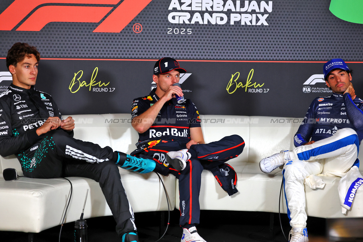 GP AZERBAIJAN, (L to R): George Russell (GBR) Mercedes AMG F1; Max Verstappen (NLD) Red Bull Racing; e Carlos Sainz (ESP) Atlassian Williams Racing,  in the post race FIA Press Conference.

21.09.2025. Formula 1 World Championship, Rd 17, Azerbaijan Grand Prix, Baku Street Circuit, Azerbaijan, Gara Day.

- www.xpbimages.com, EMail: requests@xpbimages.com © Copyright: Batchelor / XPB Images