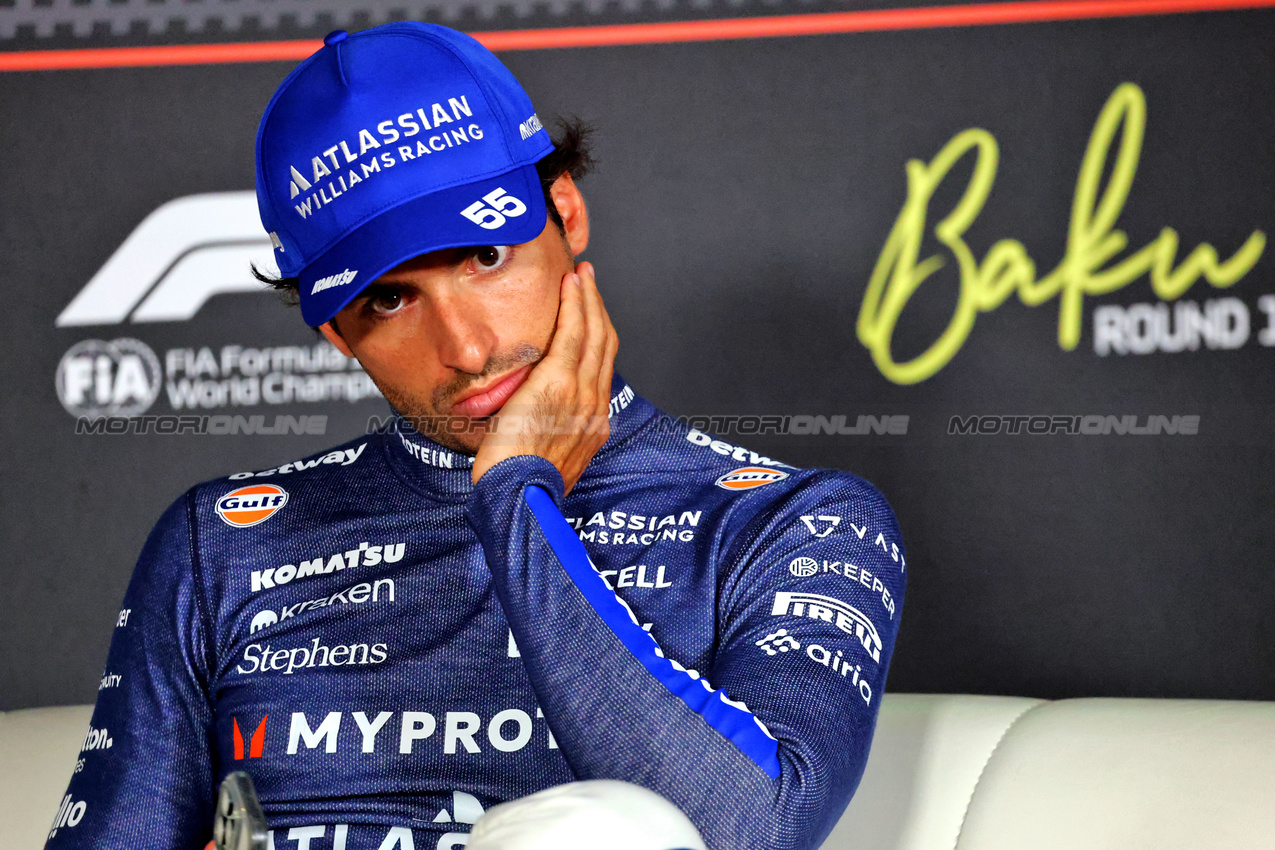 GP AZERBAIJAN, Carlos Sainz (ESP) Atlassian Williams Racing in the post race FIA Press Conference.

21.09.2025. Formula 1 World Championship, Rd 17, Azerbaijan Grand Prix, Baku Street Circuit, Azerbaijan, Gara Day.

- www.xpbimages.com, EMail: requests@xpbimages.com © Copyright: Batchelor / XPB Images