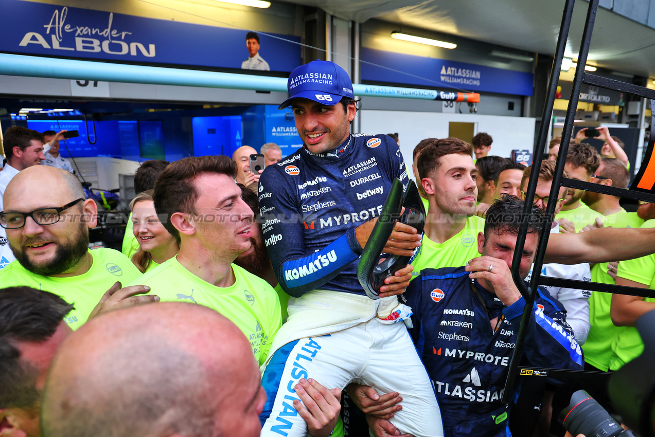 GP AZERBAIJAN, Carlos Sainz (ESP) Atlassian Williams Racing celebrates his third position with the team.

21.09.2025. Formula 1 World Championship, Rd 17, Azerbaijan Grand Prix, Baku Street Circuit, Azerbaijan, Gara Day.

- www.xpbimages.com, EMail: requests@xpbimages.com © Copyright: Batchelor / XPB Images