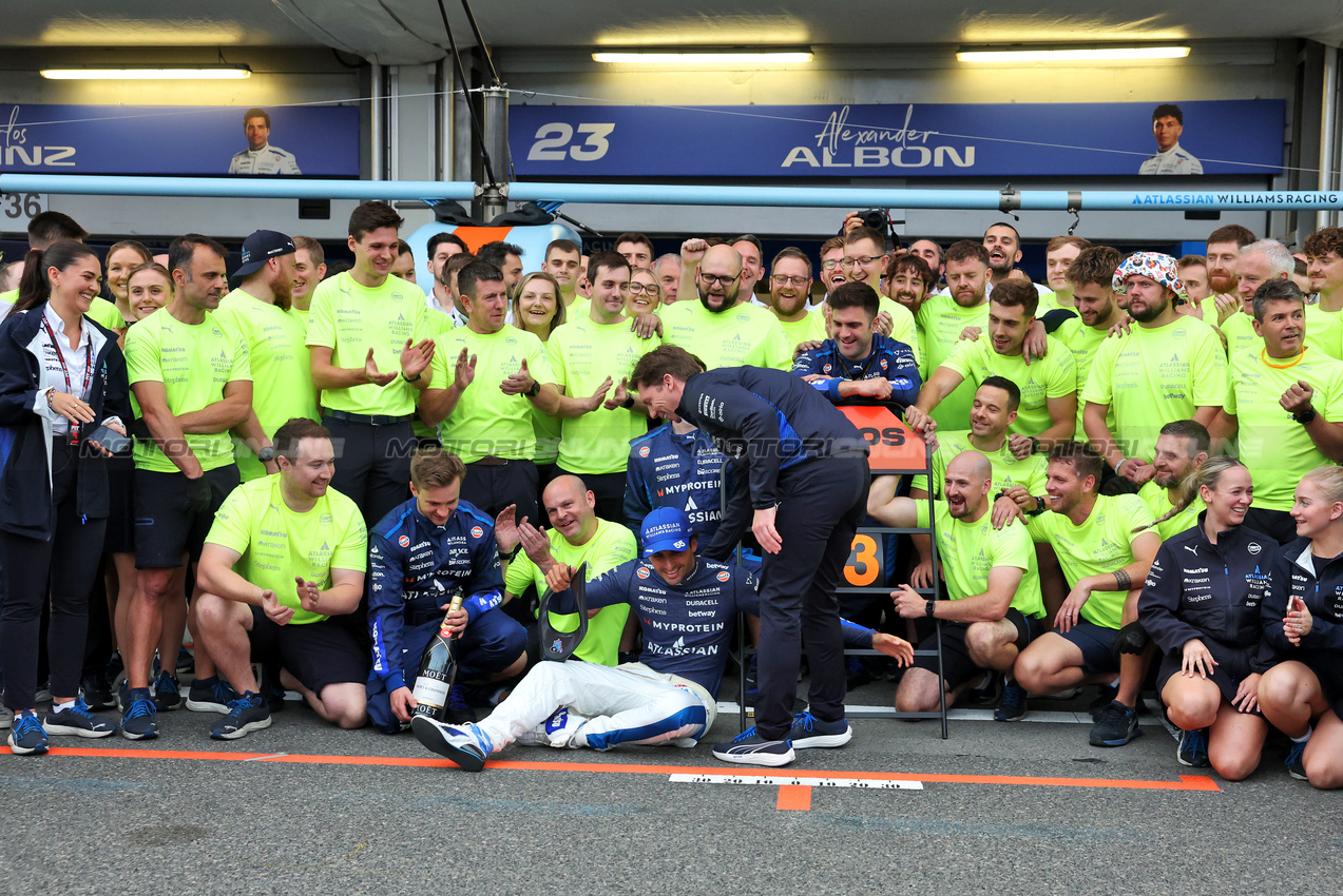 GP AZERBAIJAN, Carlos Sainz (ESP) Atlassian Williams Racing celebrates his third position with James Vowles (GBR) Atlassian Williams Racing Team Principal e the team.

21.09.2025. Formula 1 World Championship, Rd 17, Azerbaijan Grand Prix, Baku Street Circuit, Azerbaijan, Gara Day.

- www.xpbimages.com, EMail: requests@xpbimages.com © Copyright: Bearne / XPB Images
