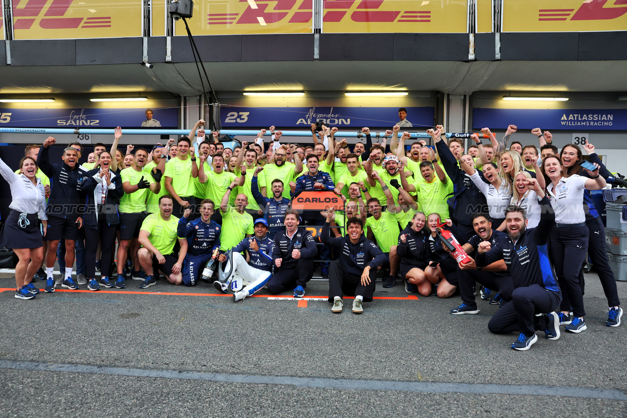 GP AZERBAIJAN, Carlos Sainz (ESP) Atlassian Williams Racing celebrates his third position with James Vowles (GBR) Atlassian Williams Racing Team Principal; team mate Alexander Albon (THA) Atlassian Williams Racing, e the team.

21.09.2025. Formula 1 World Championship, Rd 17, Azerbaijan Grand Prix, Baku Street Circuit, Azerbaijan, Gara Day.

- www.xpbimages.com, EMail: requests@xpbimages.com © Copyright: Bearne / XPB Images