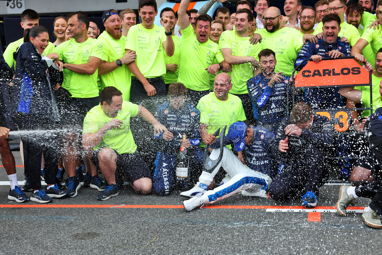 GP AZERBAIJAN, Carlos Sainz (ESP) Atlassian Williams Racing celebrates his third position with James Vowles (GBR) Atlassian Williams Racing Team Principal; team mate Alexander Albon (THA) Atlassian Williams Racing, e the team.

21.09.2025. Formula 1 World Championship, Rd 17, Azerbaijan Grand Prix, Baku Street Circuit, Azerbaijan, Gara Day.

- www.xpbimages.com, EMail: requests@xpbimages.com © Copyright: Bearne / XPB Images