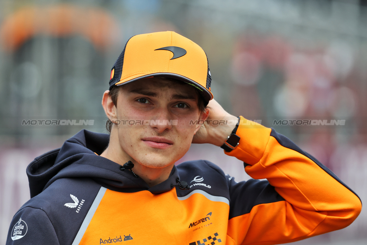 GP AZERBAIJAN, Oscar Piastri (AUS) McLaren on the drivers' parade.

21.09.2025. Formula 1 World Championship, Rd 17, Azerbaijan Grand Prix, Baku Street Circuit, Azerbaijan, Gara Day.

- www.xpbimages.com, EMail: requests@xpbimages.com © Copyright: Charniaux / XPB Images