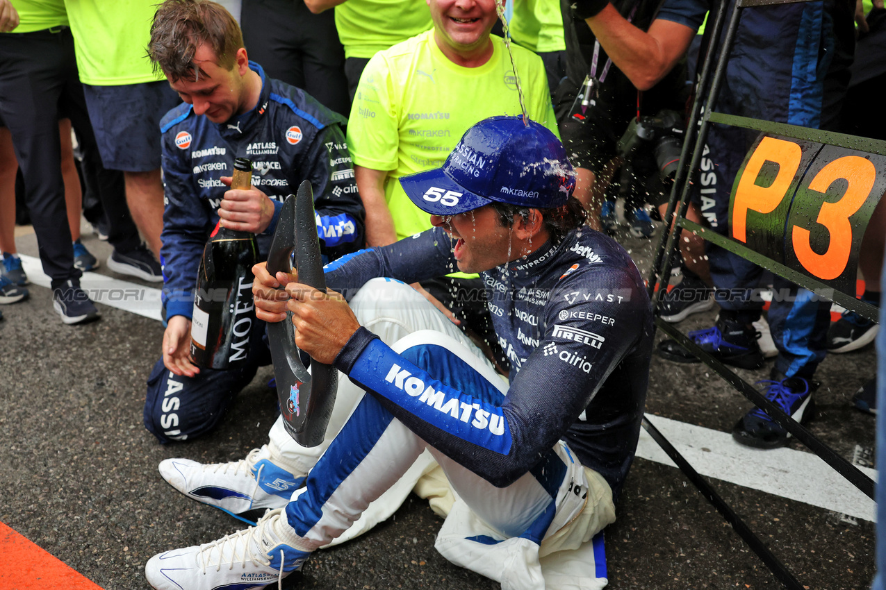 GP AZERBAIJAN, Carlos Sainz (ESP) Atlassian Williams Racing celebrates his third position with the team.

21.09.2025. Formula 1 World Championship, Rd 17, Azerbaijan Grand Prix, Baku Street Circuit, Azerbaijan, Gara Day.

- www.xpbimages.com, EMail: requests@xpbimages.com © Copyright: Bearne / XPB Images